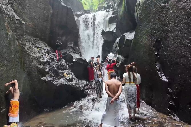 Atman Bali Journey water blessing - Taking part in the melukat water blessing