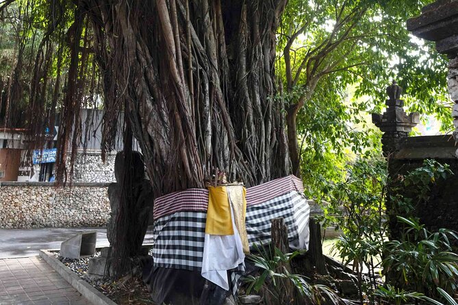 Backlanes and Hidden Sites: A Self-Guided Audio Tour in Seminyak - Pura Petitenget Masceti Temple and the sea-temple setting