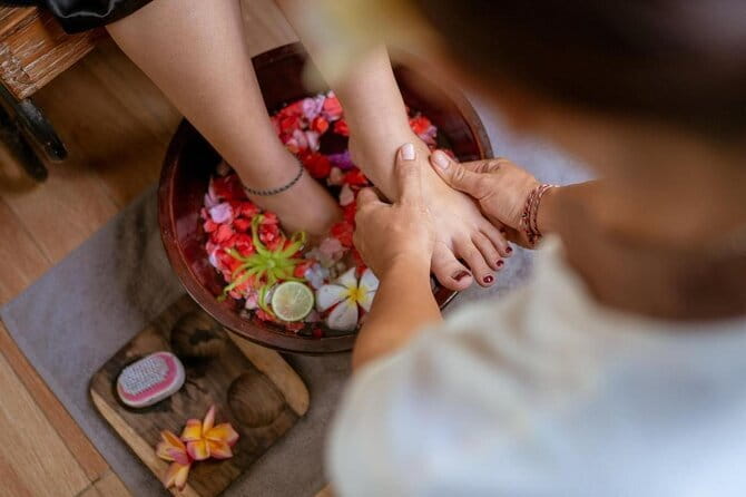 Bali Kuta Luxury Spa Massage Scrub Flowerbath 2 Hour treatment - Starting with the Thalaso foot wash