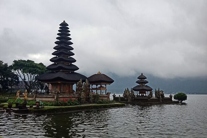 Bali Tanah Lot, Ulun Danu Beratan & Jatiluwih Rice Terrace - Tanah Lot: a dramatic finish by the sea