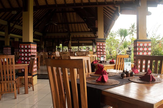 Bali Traditional Dance, Waterfall and Hindu temple with lunch - Rice-field lunch in Sumampan, Kemenuh