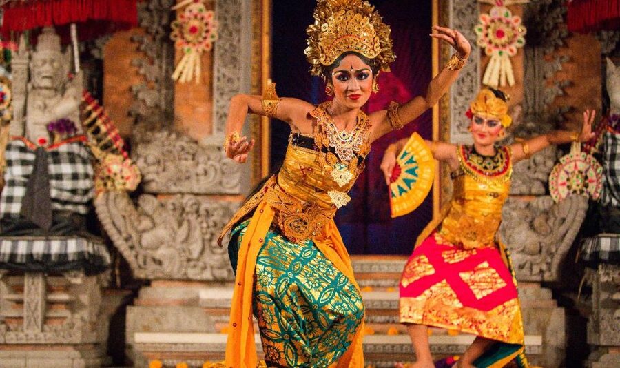 Bali: Ubud Palace Legong Dance Show Ticket - Choosing a seat and handling the crowd