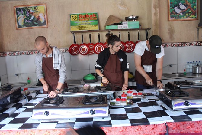 Balinese Ubud cooking school (9 Dish Cooking and Market Tour) - The morning market visit and rice-paddy stop