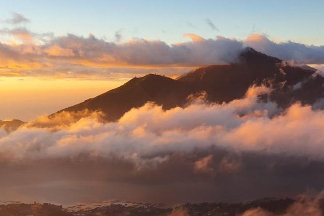 Batur Volcano Trekking - Sunrise above the caldera