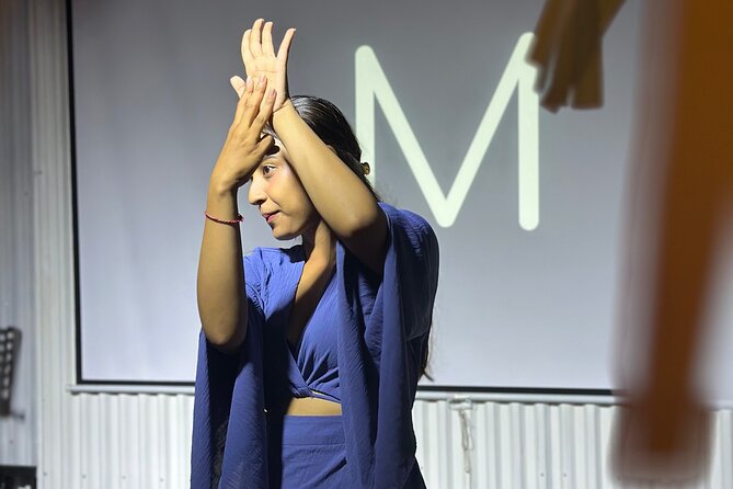 Canggu: Drag Show with Dinner - Learning sign language over dinner