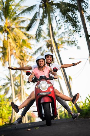 Canggu Scooter Lessons - Starting in the parking lot on Jalan Raya Dawas