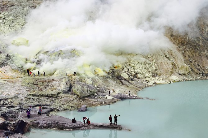 From Bali: 24-Hour Kawah Ijen Blue Flames, Dinner & Room - Cold, fumes, and the parts that require respect
