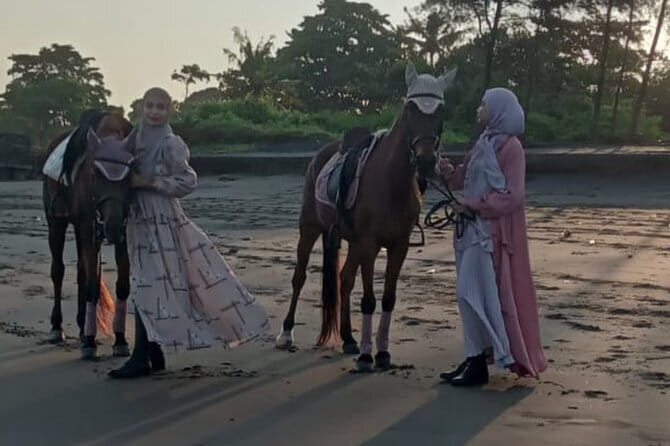From Ubud 1 Hour Horse Riding at The Beach Experiences - From Ubud roads to Saba Beach