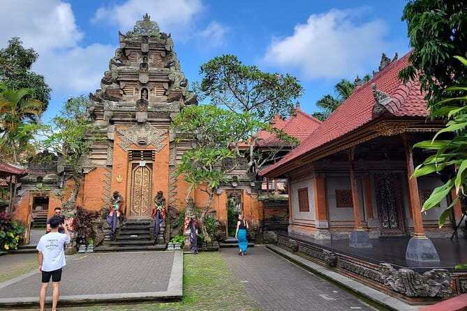 Half Day Ubud Village Private All Inclusive Tour - Ubud Palace and the old royal setting