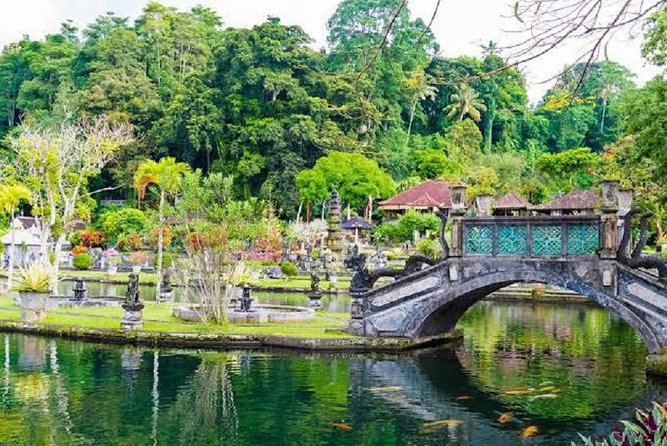 Heaven Gate (Lempuyang) - Tirta Gangga - FREE WIFI - Who will get the most from this tour