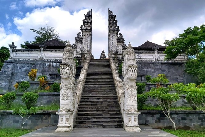 Lempuyang Tour : Heaven gate, Tirta Gangga, Goa Raja waterfall - Goa Lawah and the final temple stop