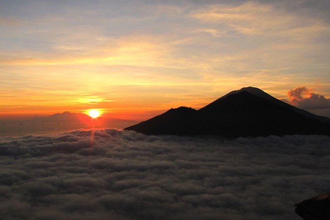 Mount Batur Volcano Sunrise Trekking With Ubud Rice Terrace - Walking around the crater after breakfast