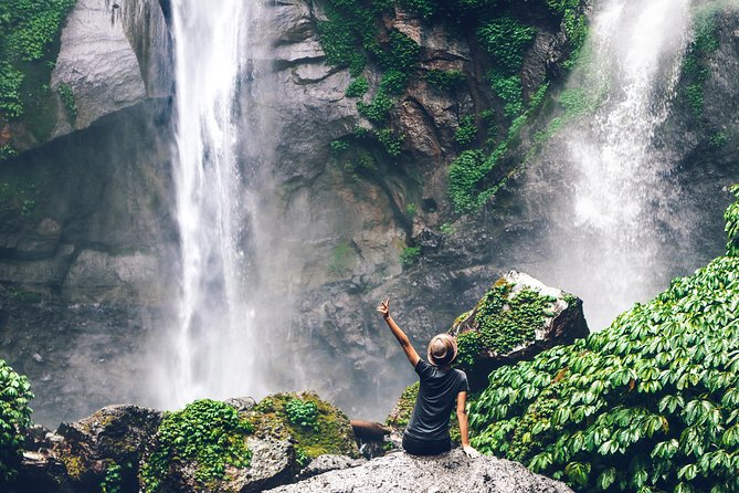 North Bali: Sekumpul Waterfalls and Ulun Danu Temple Tour - Ulun Danu Beratan beside the lake
