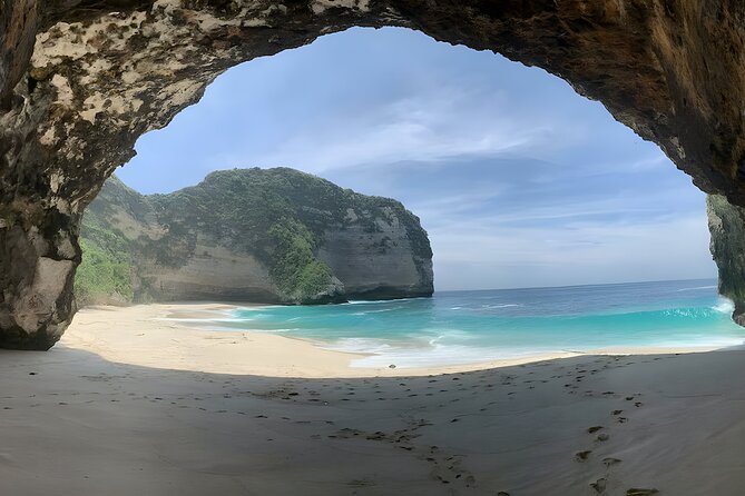 Nusa Penida Island Beach Tours with Snorkeling From Bali - Crystal Bay: pretty shore, popular water