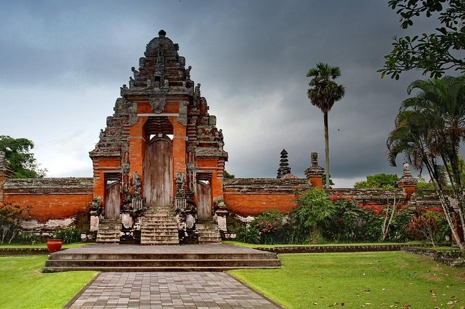 Royal Family Temple, Monkey Forest, and Tanah Lot Sunset Tour - The guide makes the difference