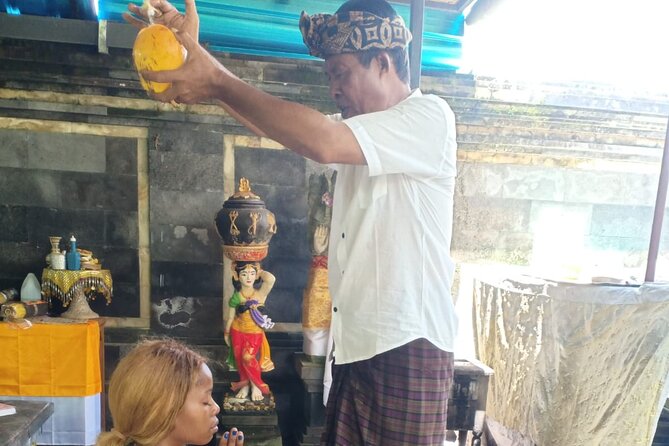 Spiritual Purification and Local Healer Visit Tour (ALL INCLUDED) - The wood carving village along the way