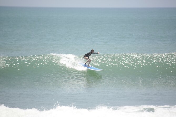 Surfing Activity with Beginner and Intermediate Lesson - The first 90 minutes: what the beginner lesson covers