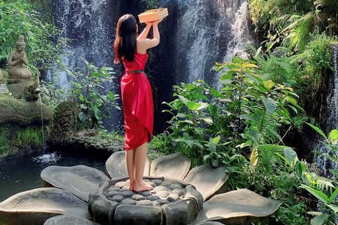 Taman Beji Griya Waterfall Tranquil Purification Ceremony - The role of the guide and photographs