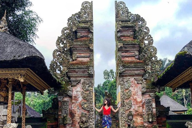 Tanah Lot Temple, Waterfall & Ubud Tour (Private & All-Inclusive) - Sacred Monkey Forest: Ubud’s Famous Green Stop