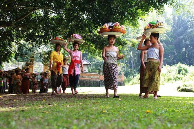 Ubud Highlights Tour ( Private All-Inclusive ) - Tohpati and the first look at Balinese batik