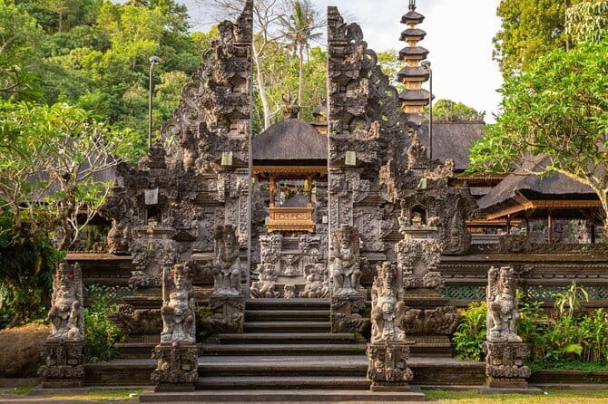 Ubud: Monkey Forest, Rice Terraces and Jungle Swing Tour - Taking in Tegenungan Waterfall