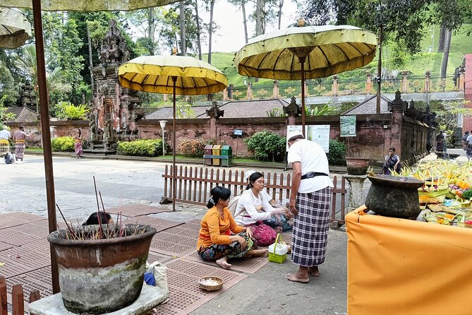 Ubud Tirta Empul Temple Tour with Purification Experience - Preparing for the purification ceremony