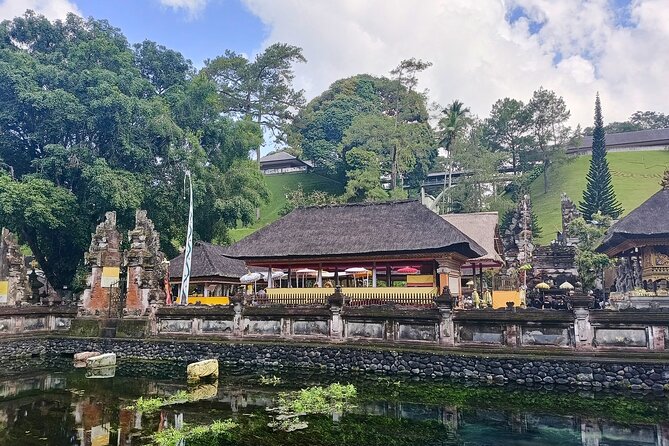 Ubud Tirta Empul Temple Tour with Purification Experience - What the guides add to the experience